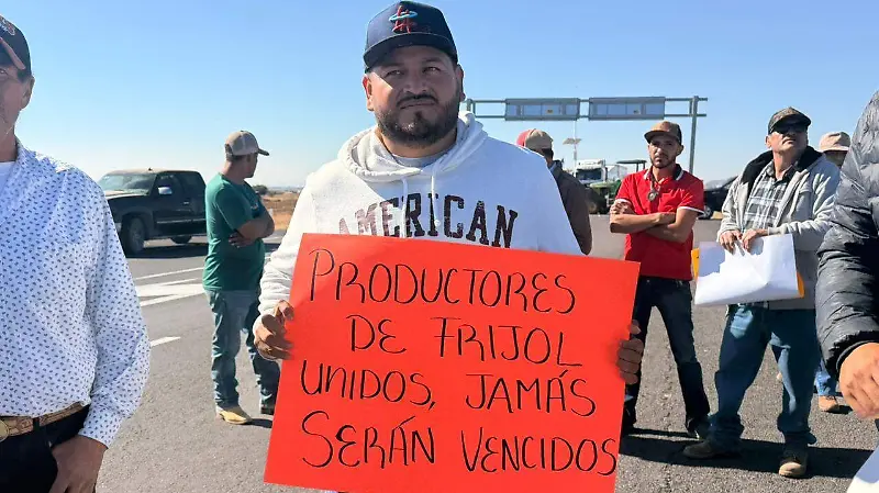 Campesinos realizan bloqueos carreteros en Durango